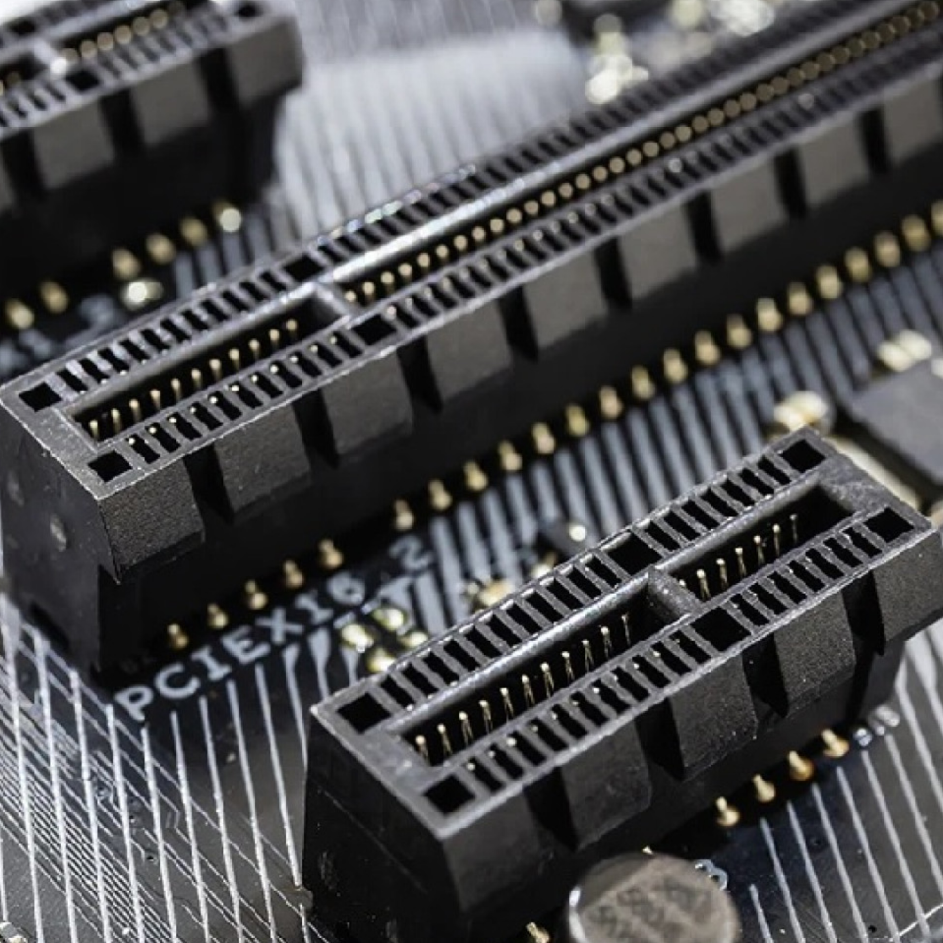 کاور تفاوت PCIe 4.0 و PCIe 5.0 برای کارت‌های گرافیک