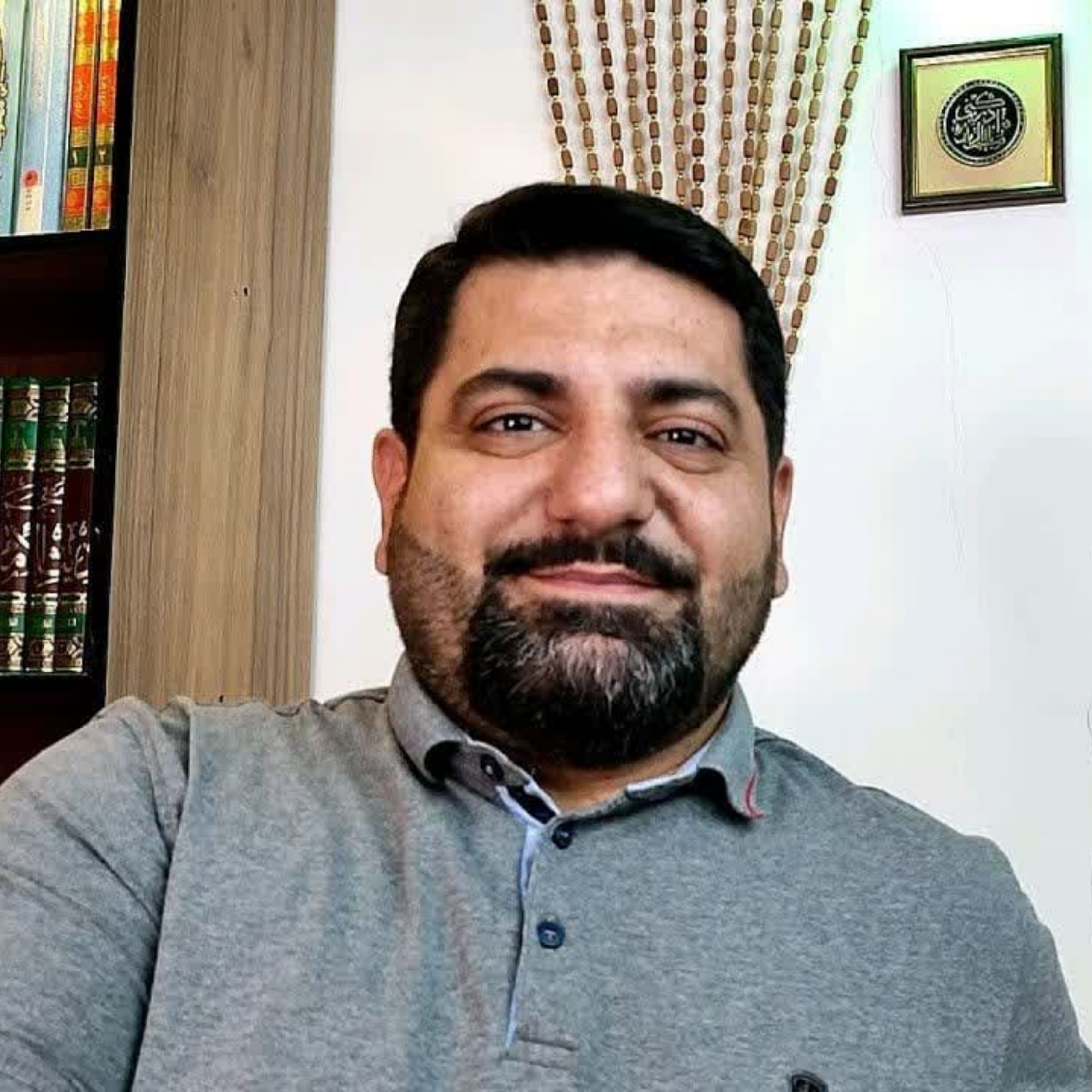 کاور توی مشکلاتت با کی حرف میزنی؟