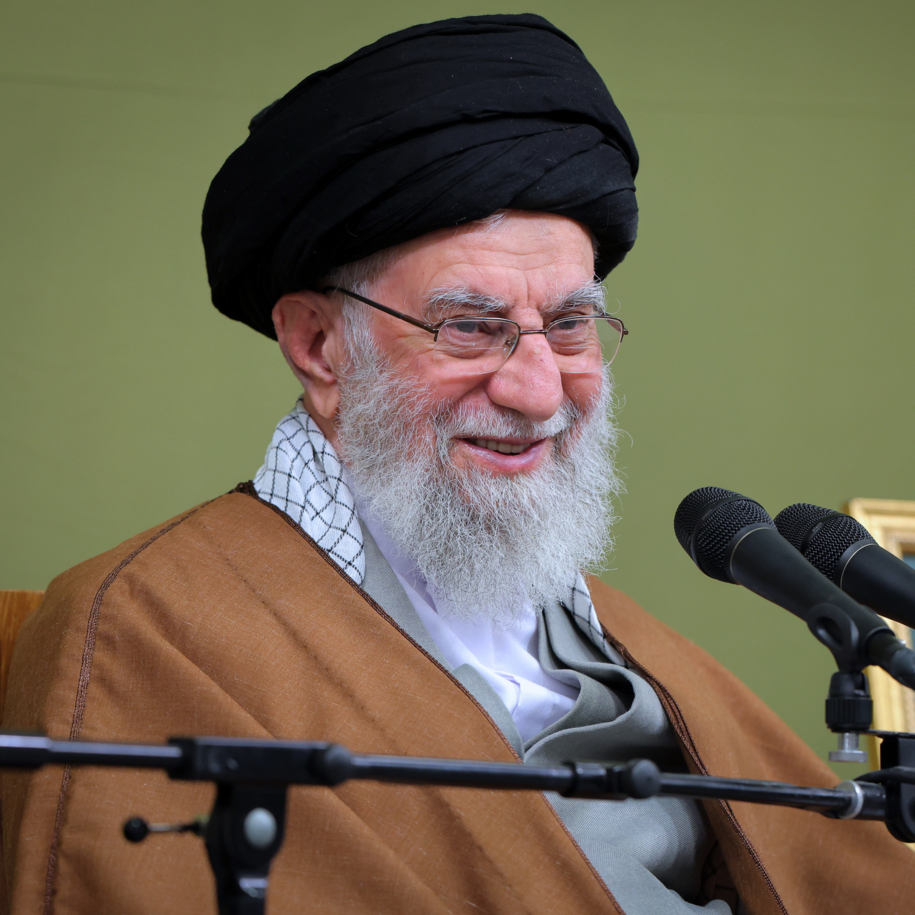 کاور دیدار شاعران و اهالی فرهنگ و ادب فارسی