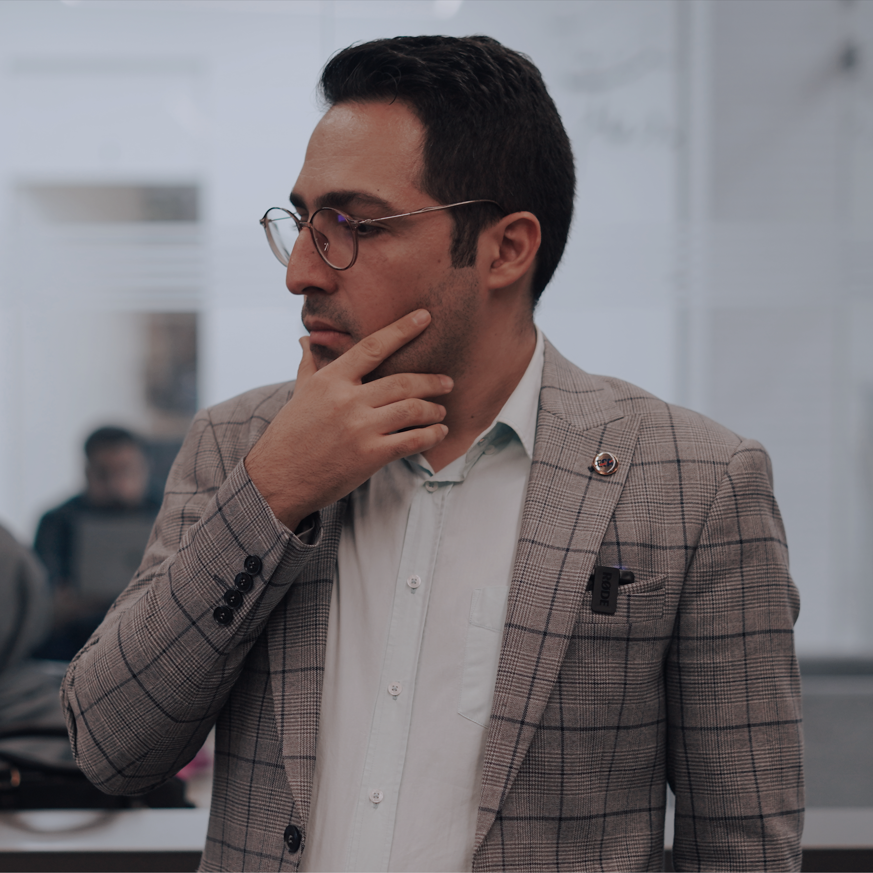 کاور راهکار32 | برای خدمتم ارزش قایل نیستند