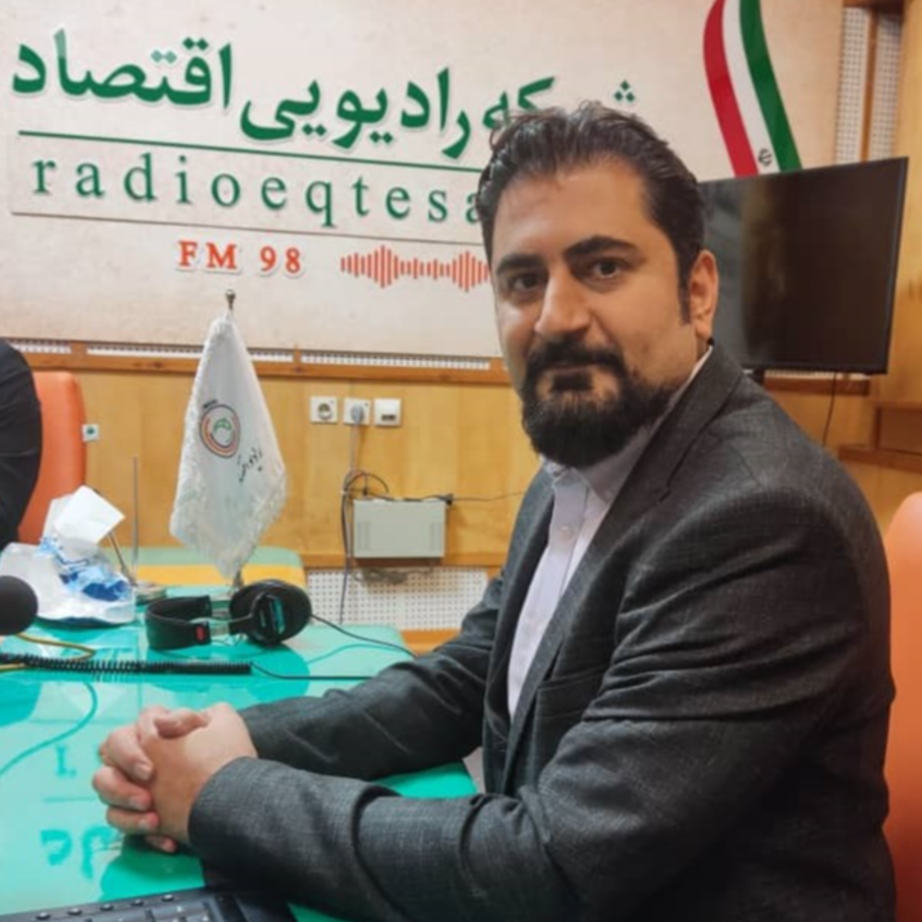 کاور رادیو کارآفرینی | گفتگوی علی خادم الرضا در رادیو اقتصاد درباره ماهیت، غایت در کارآفرینی جدید