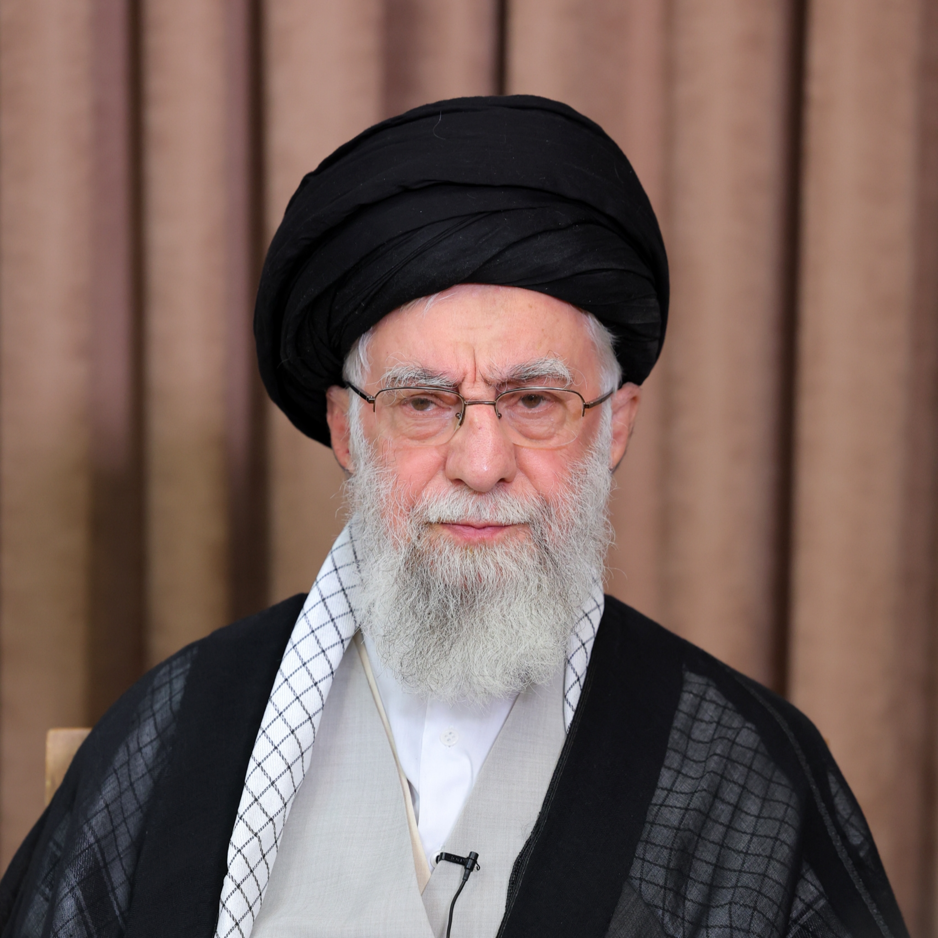 کاور نخستین پیام تلویزیونی خطاب به ملت ایران
