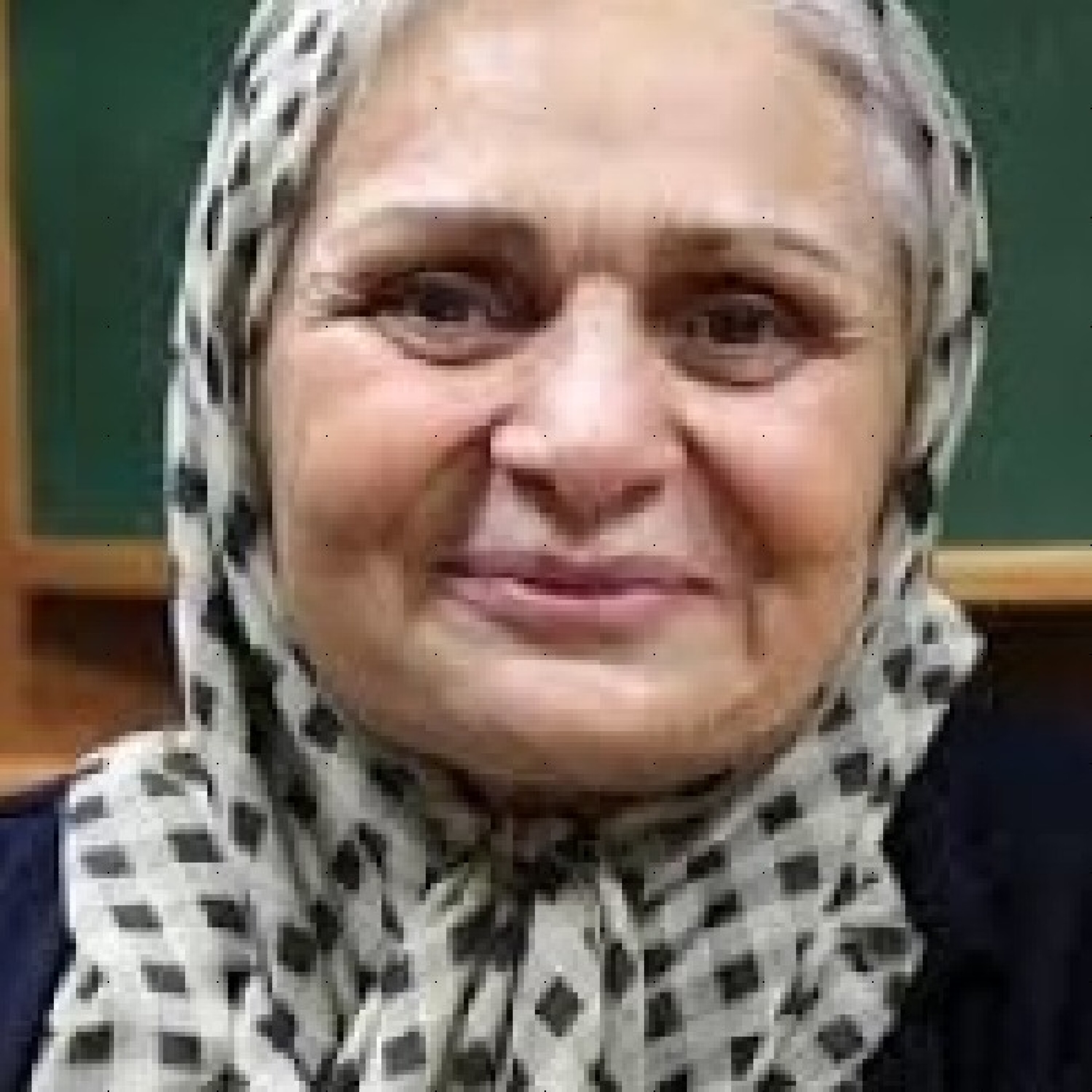 تنها قصه گوی مهربان روی پا ایستاد