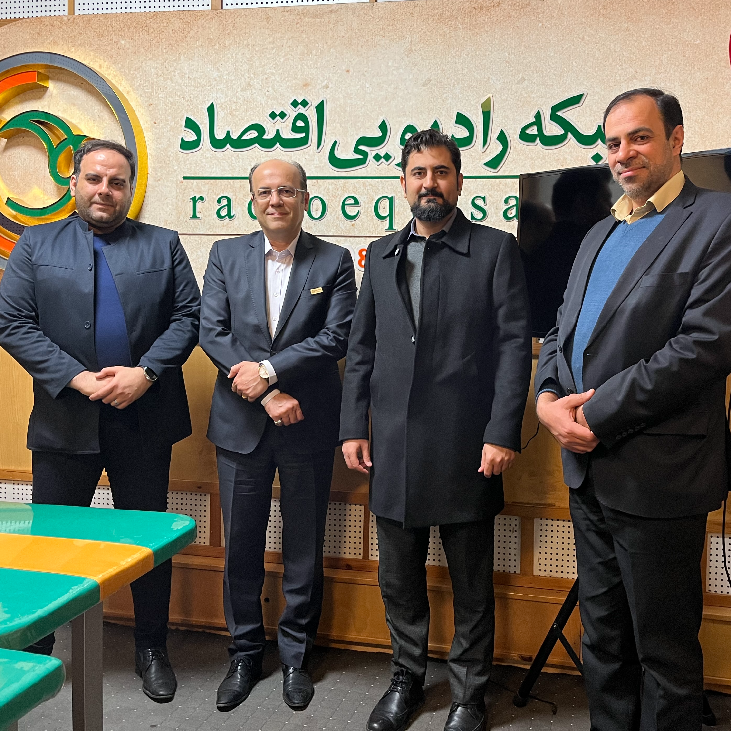 کاور رادیو کارآفرینی | گفتگوی علی خادم الرضا در رادیو اقتصاد درباره چرخه عمر محصول، تجربه کارآفرینی