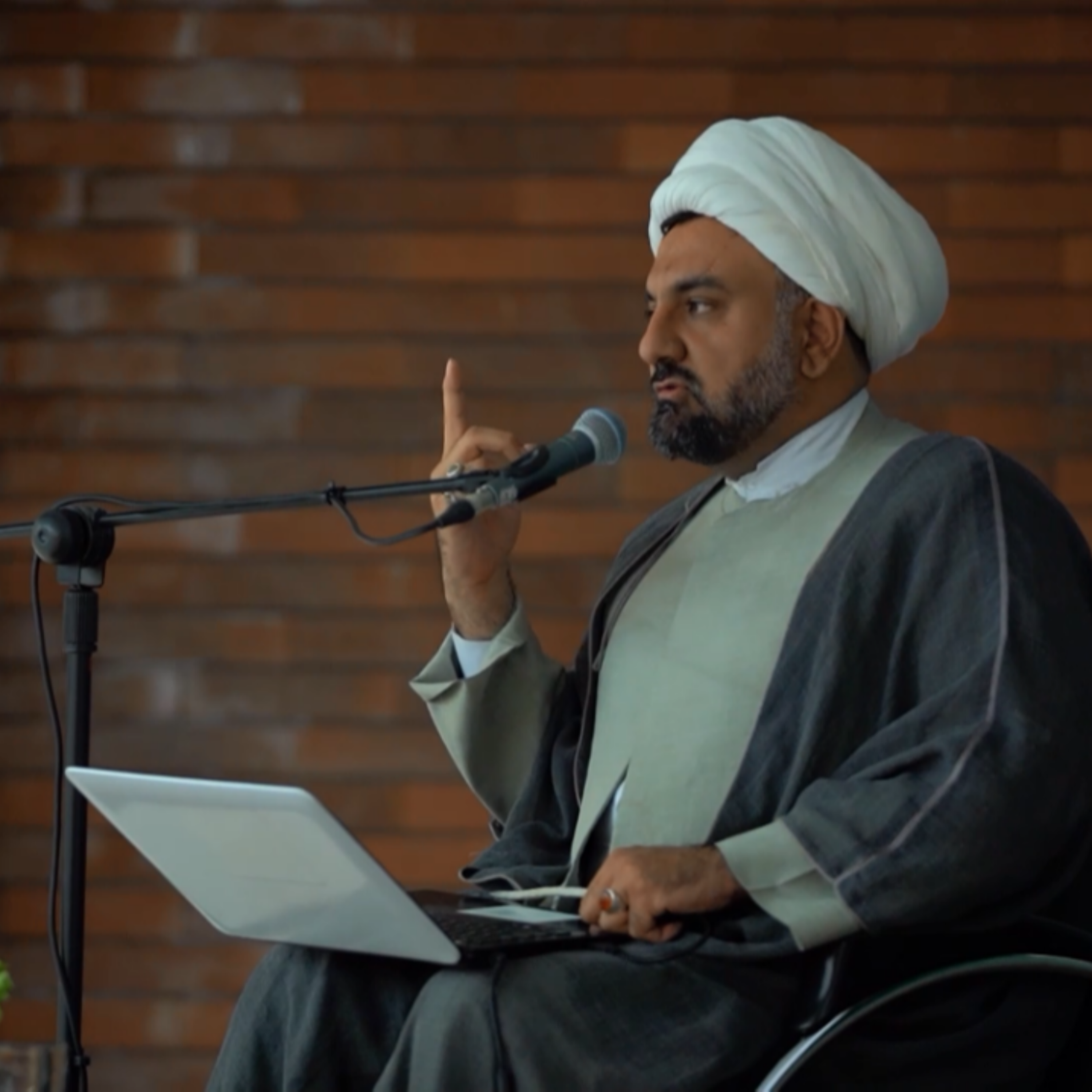 کاور علت وجود آیات غدیر در بین آیات نامرتبط