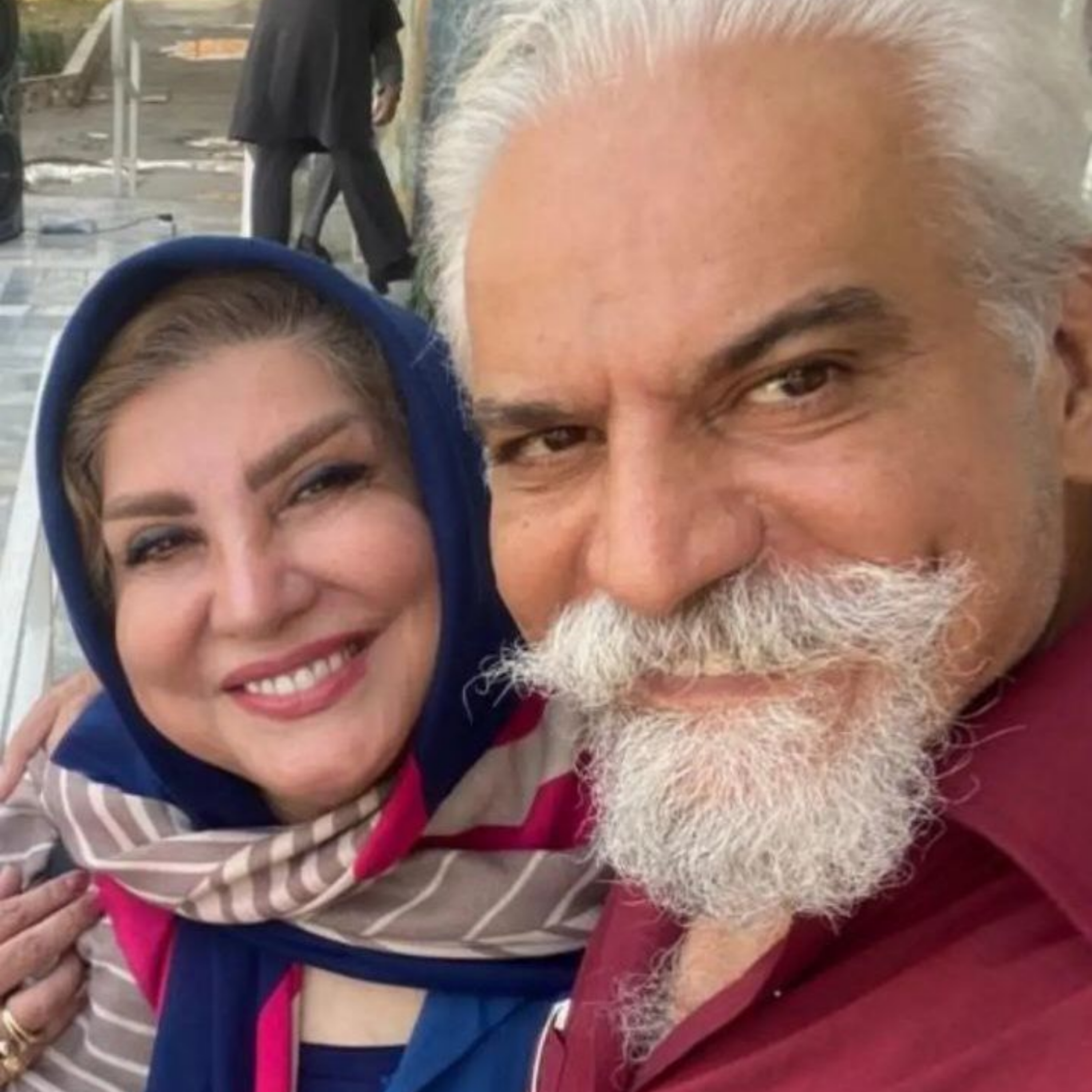 نگاه مشتاق دختران از پشت پنجره
