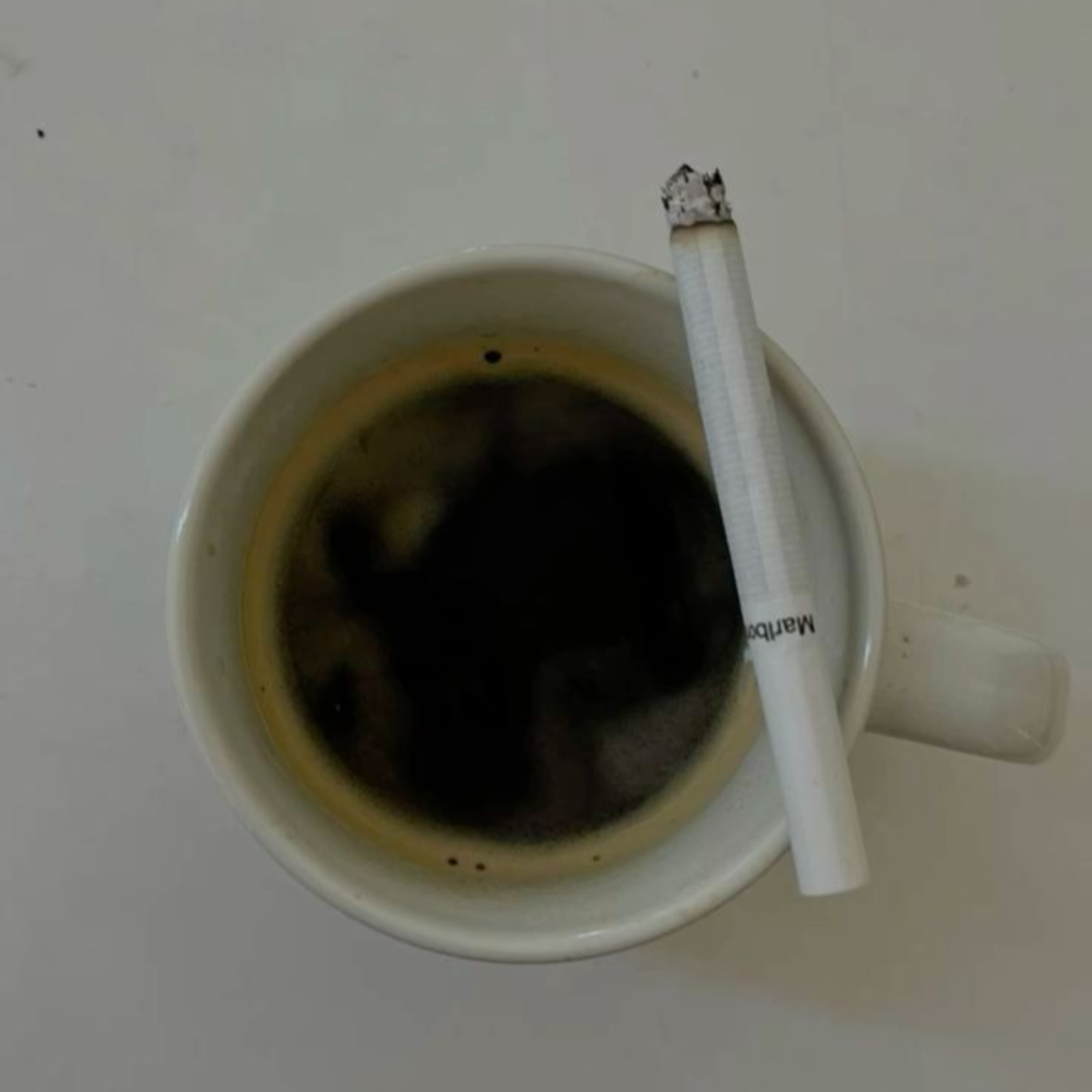 کاور قهوه و سیگار